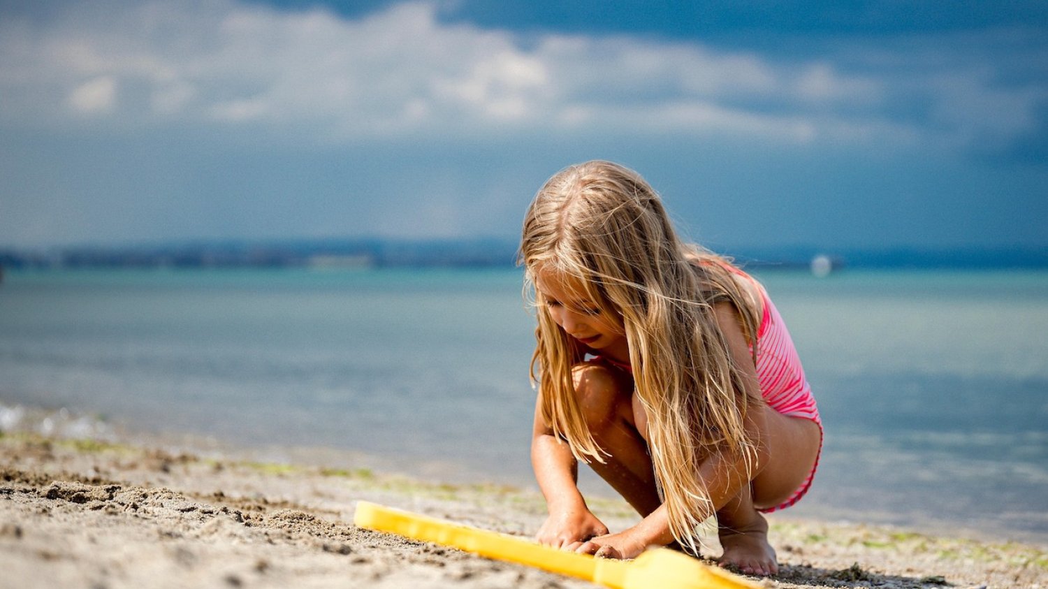 dziewczynka na plaży dziewczynka na plaży