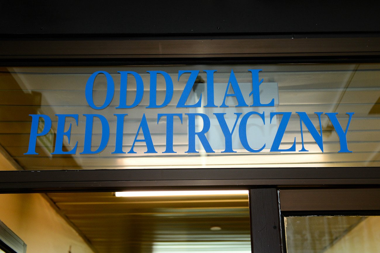 "Dzieci jest wiele, leżą na korytarzach". Matka o wirusie, który jest niemal wszędzie