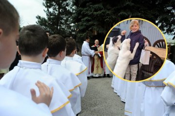 Dzieci biorące udział w komunii otrzymują w prezencie pieniądze.