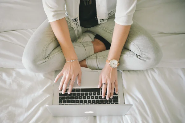 Fot. Flickr / [url=https://www.pexels.com/photo/fashion-legs-notebook-working-5279/]stokpic.com[/url] / [url=https://www.pexels.com/photo-license/]CC0[/url]