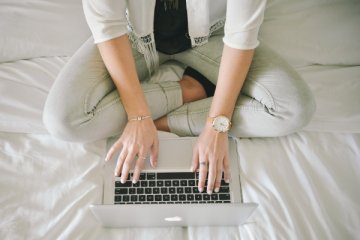 Fot. Flickr / [url=https://www.pexels.com/photo/fashion-legs-notebook-working-5279/]stokpic.com[/url] / [url=https://www.pexels.com/photo-license/]CC0[/url]