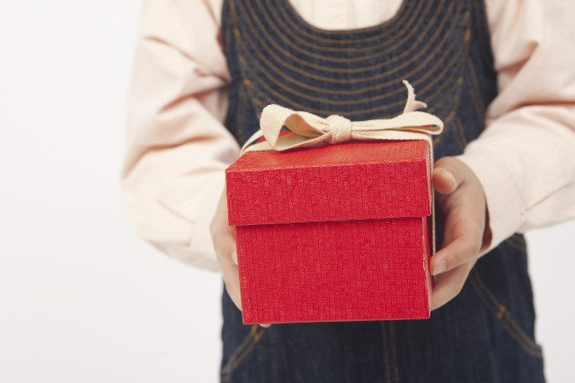 Każde dziecko podczas mikołajkowego losowania pragnie wyciągnąć karteczkę z imieniem przyjaciela. O wiele łatwiej trafić wtedy z prezentem.