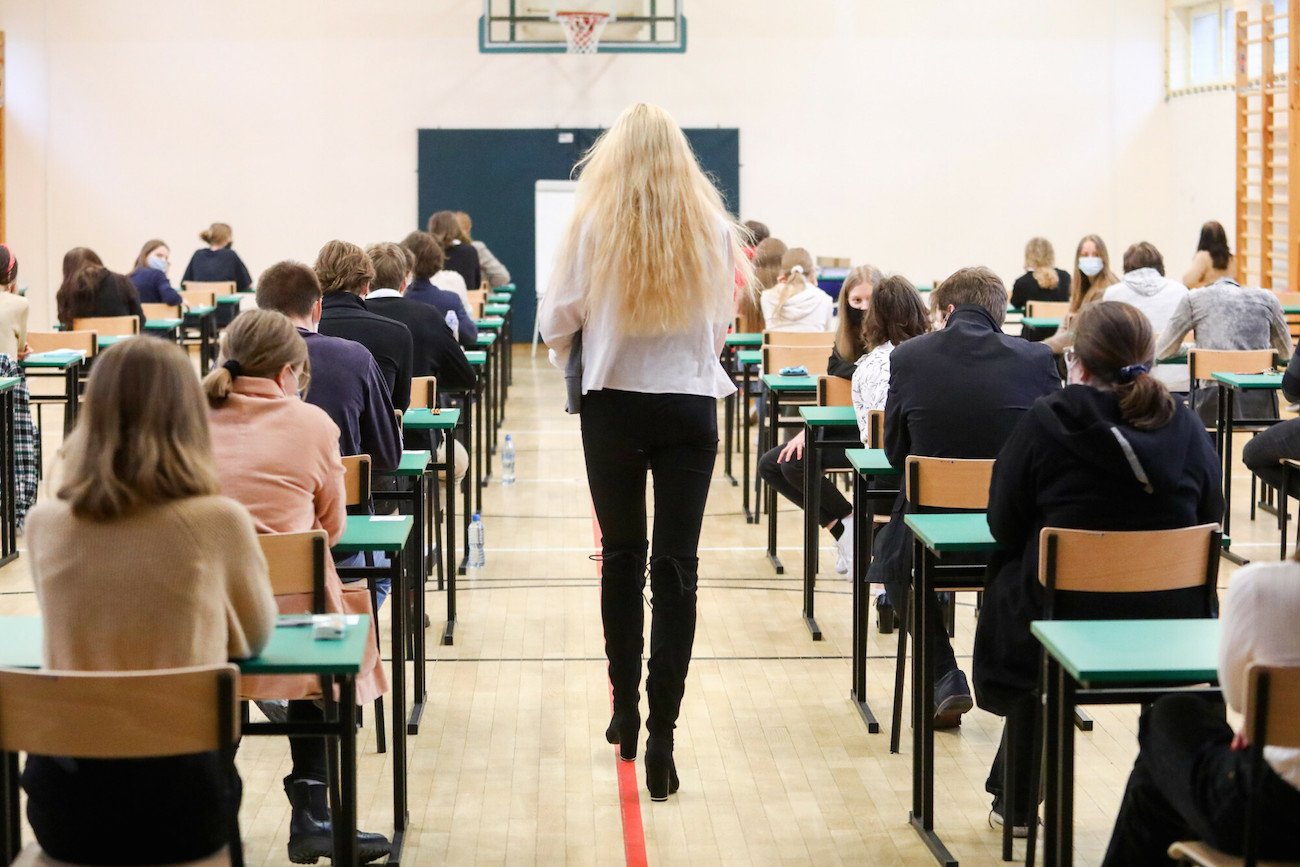 Nauczycielka zadaje uczniom lekturę na święta