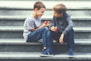 Młodzi chłopcy rozmawiają i bawią się. Młodzi chłopcy rozmawiają i bawią się.