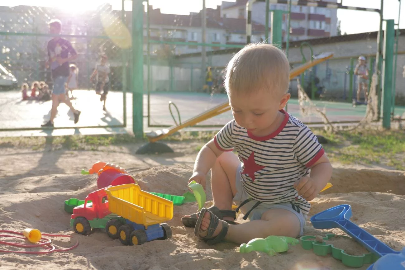 dziecko bawi się na miejskim placu zabaw