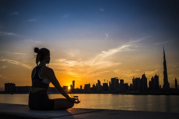 Przed podróżą do Dubaju warto poszerzyć wiedzę o tym miejscu, co pozwoli bezproblemowo cieszyć się urokami tego miasta