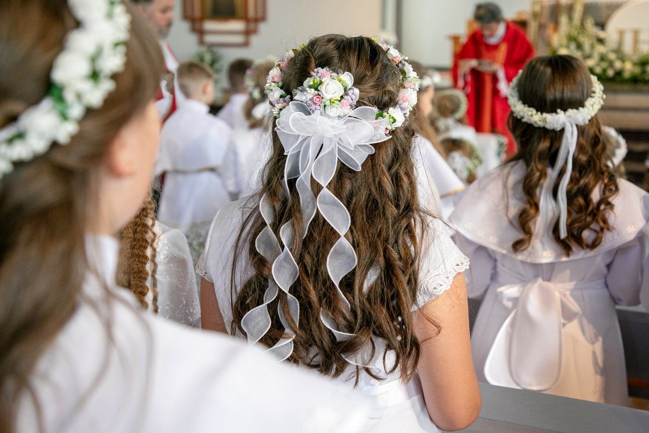 Ten komunijny zwyczaj to paranoja. "Córka ze stresu przepłakała pół nocy"