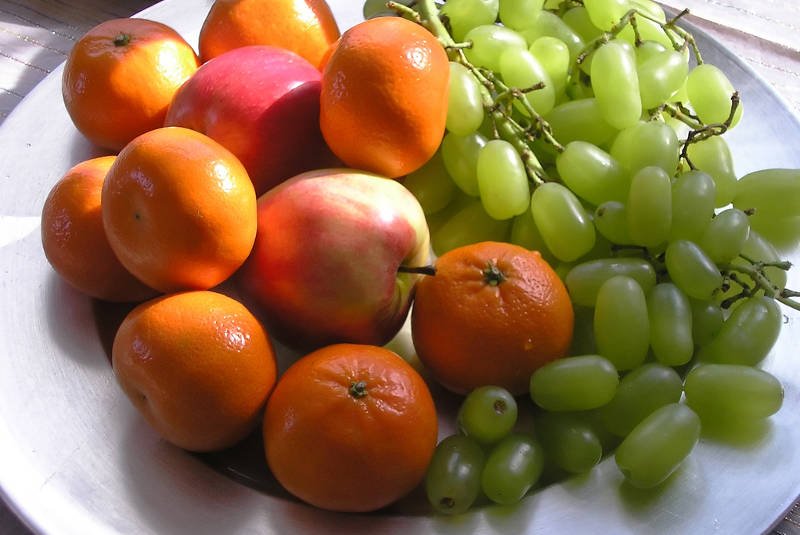 Taki talerz to alternatywa dla pralinek czekoladowych czy wafelków w karmelu. Nie dość, że owoce są mniej kaloryczne, to jeszcze są pełne witamin