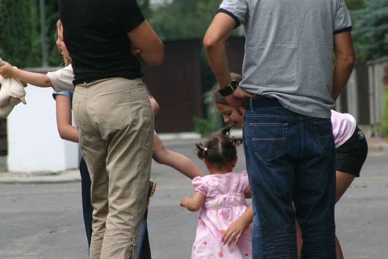 Wielu rodziców zna ten problem, gdy obce osoby chcą dotykać i całować ich dzieci