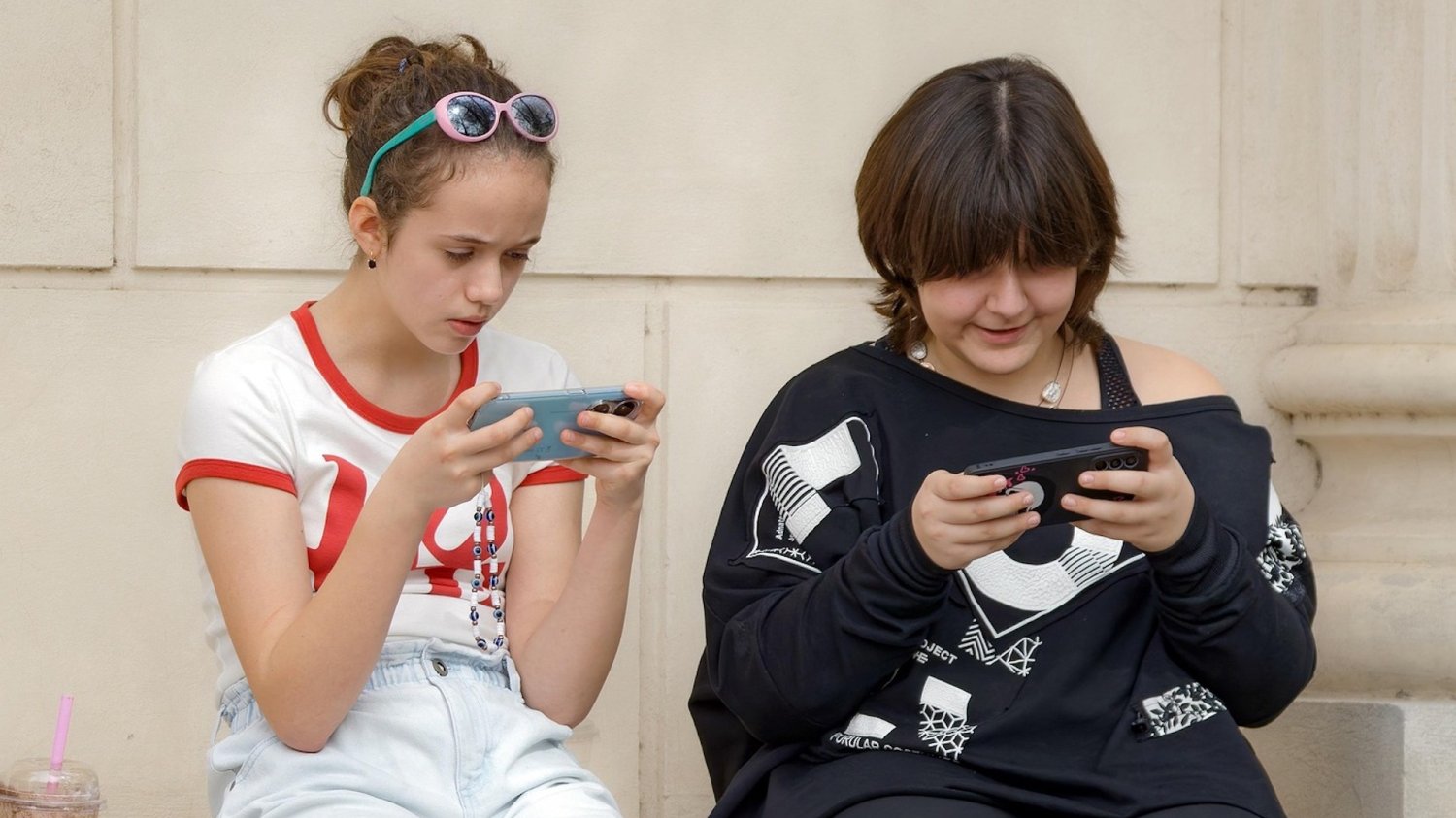 nastolatki z telefonami