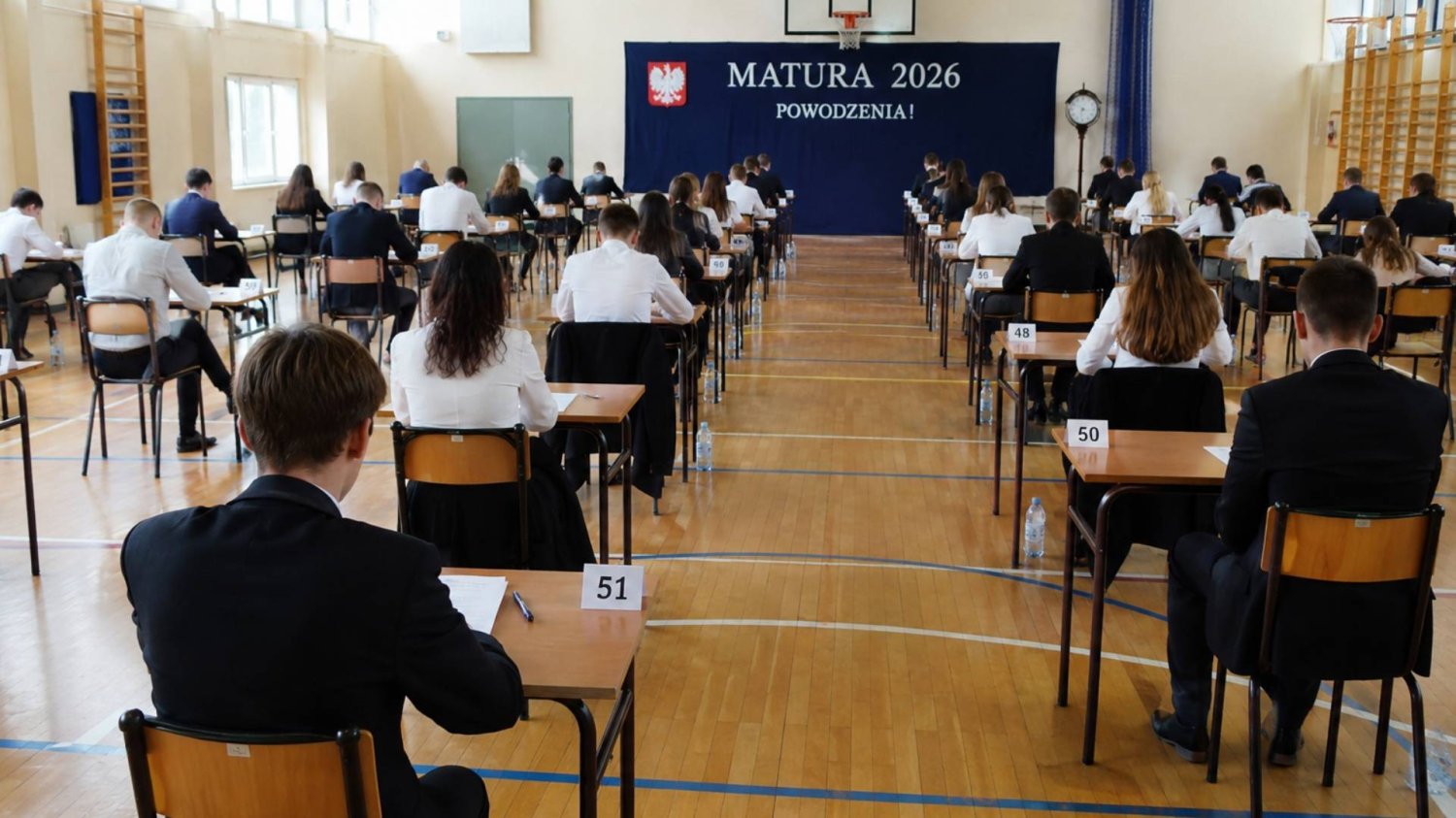 maturzyści na sali gimnastycznej piszą egzamin maturzyści na sali gimnastycznej piszą egzamin