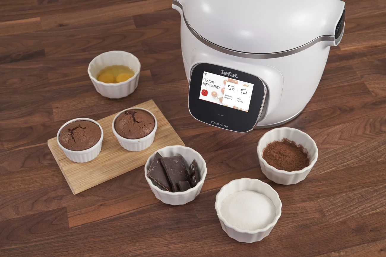 Prezentujemy 3 przepisy na słodkie i letnie desery od Tefal, polskiego producenta urządzeń do gotowania. Wszystkie z nich przygotujecie z pomocą inteligentnego multicookera Tefal Cook4Me Touch.