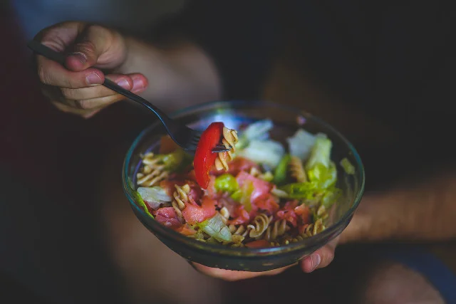 Fot. Pixabay / [url=https://pixabay.com/en/eat-eating-salad-health-healthy-791399/]Kaboompics[/url] / [url=https://pixabay.com/en/service/terms/#download_terms]CC0 Public Domain[/url]