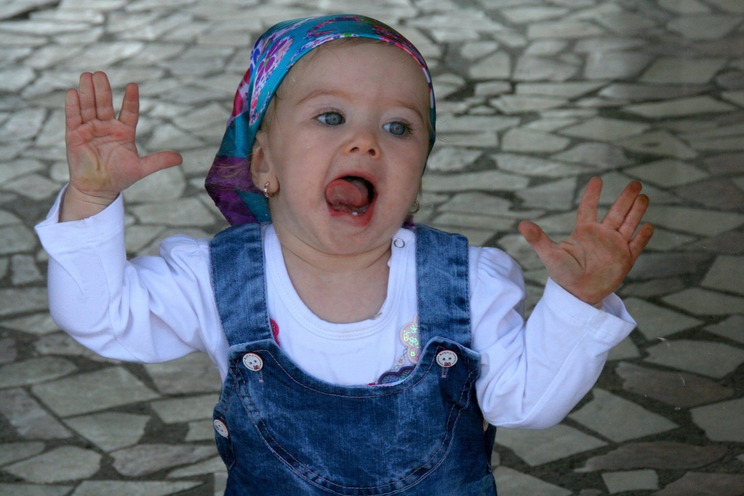 Fot. Pixabay.com / [url=https://pixabay.com/en/girl-baby-blue-eyes-window-940786/]AdinaVoicu[/url] / [url=https://pixabay.com/en/girl-baby-blue-eyes-window-940786/]CCO Public Domain[/url]