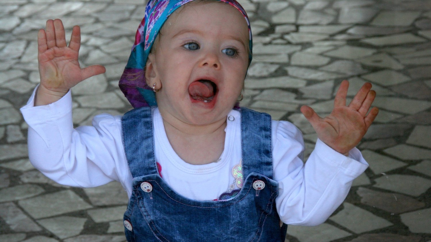 Fot. Pixabay.com / [url=https://pixabay.com/en/girl-baby-blue-eyes-window-940786/]AdinaVoicu[/url] / [url=https://pixabay.com/en/girl-baby-blue-eyes-window-940786/]CCO Public Domain[/url]