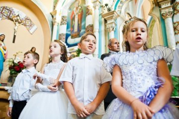 Dzieci biorą udział w Pierwszej Komunii Świętej