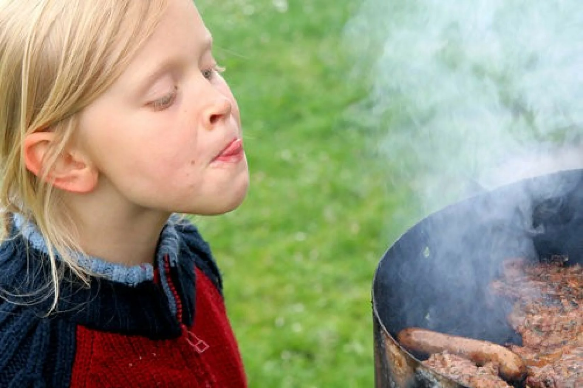 Dzieci na grillu, bałagan na grillu, dzieci szwagra, kuzynostwo.