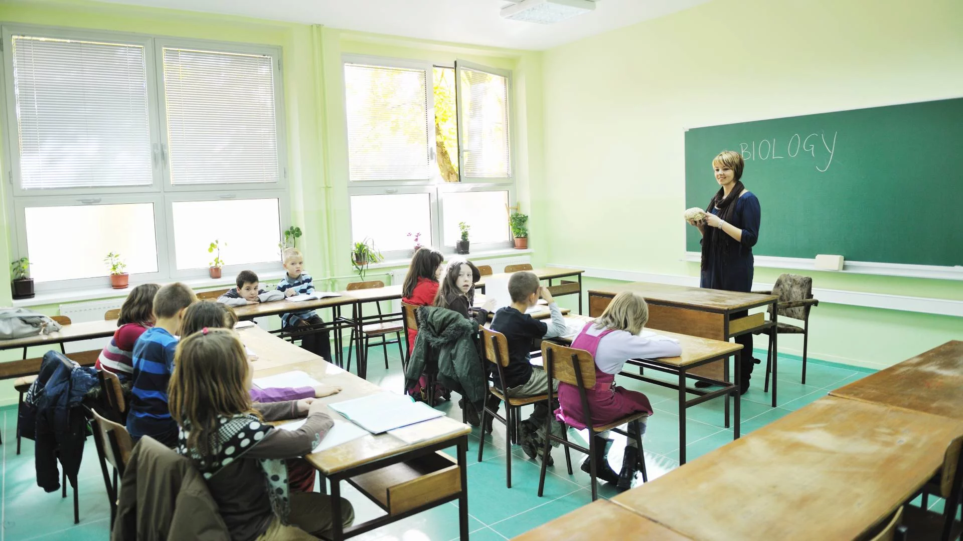 nauczycielka z uczniami w klasie nauczycielka z uczniami w klasie