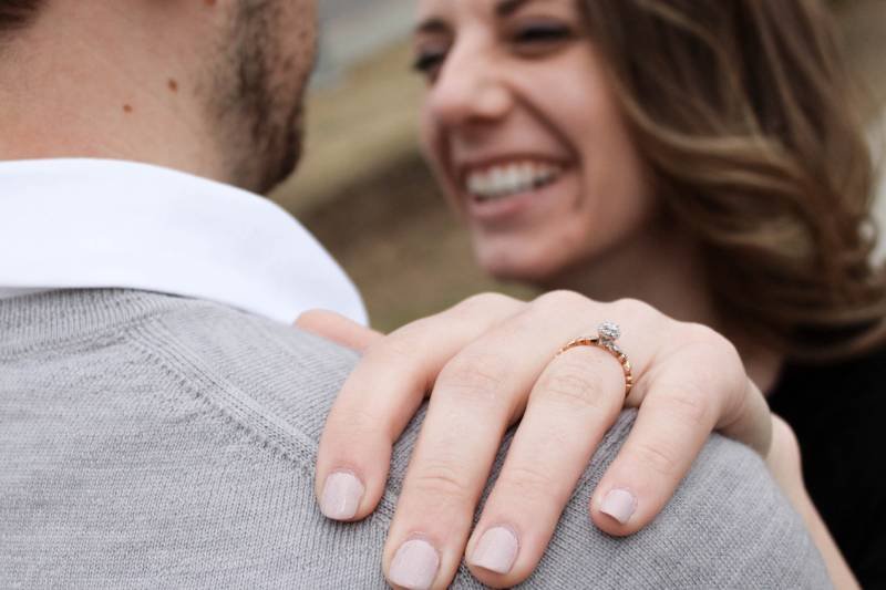 Kobieta z pierścionkiem zaręczynowym