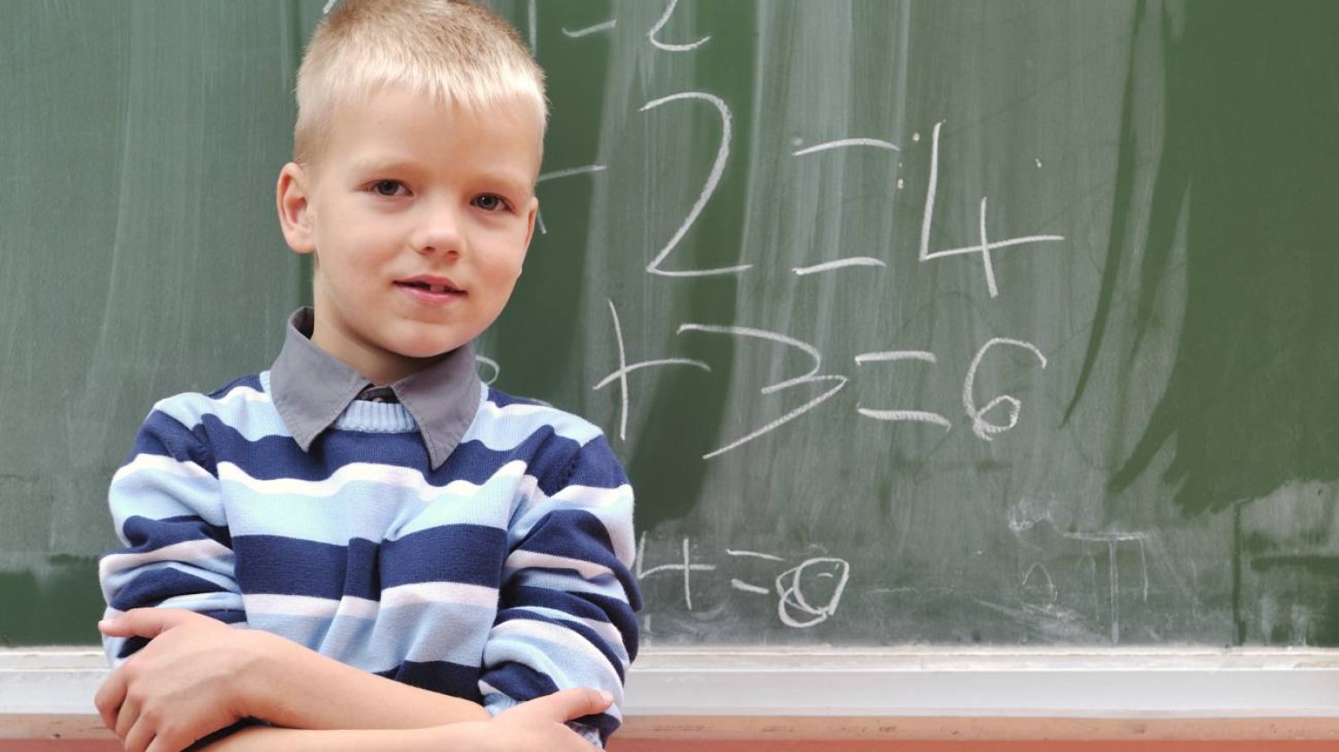 uczeń pisze na tablicy równania matematyczne uczeń pisze na tablicy równania matematyczne