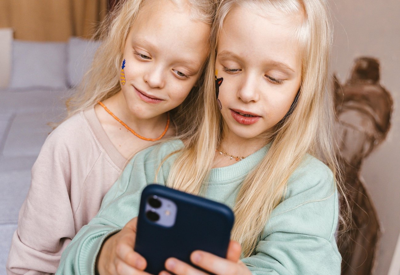 "Nie popełniaj moich błędów, ograniczaj dostęp dziecka do ekranów i mediów społecznościowych, co najmniej do wieku nastoletniego".