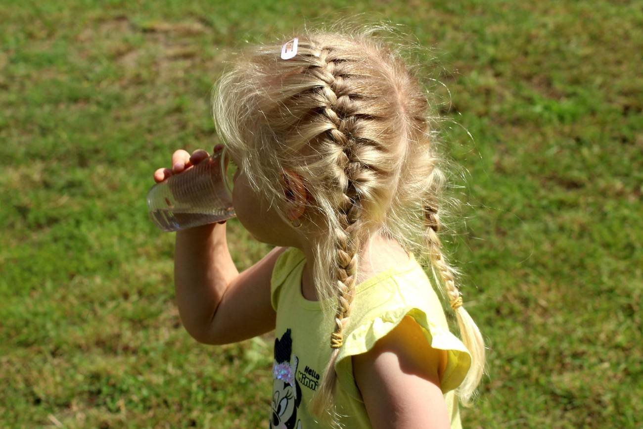 upał, jak przeżyć upały, sposoby na upał, jak się chłodzić w czasie upału, zimne okłady, okłady na nadgarstki, okłady na kark