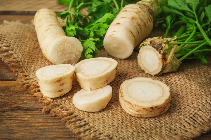 Pietruszka ma wiele właściwości zdrowotnych. Nie oznacza to jednak, że można wkładać ją do pochwy...