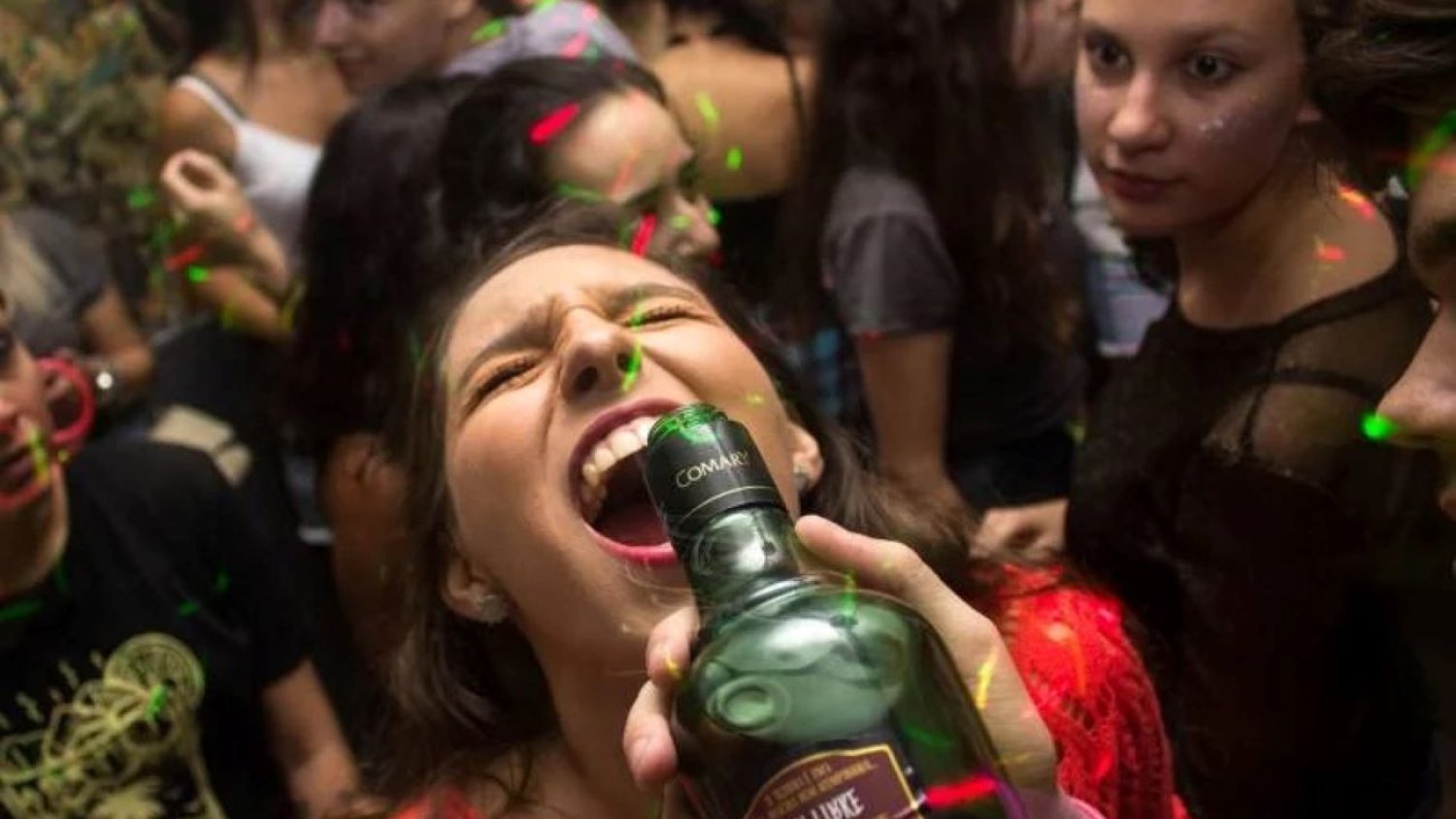 nastolatki piją alkohol