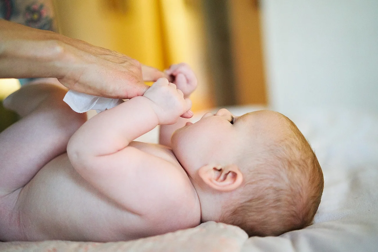 WaterWipes to biodegradowalne chusteczki nawilżane służące do czyszczenia wrażliwej skóry wcześniaków i wszystkich noworodków, a także skóry problematycznej, skłonnej do odparzeń, egzemy, alergicznej lub atopowej.