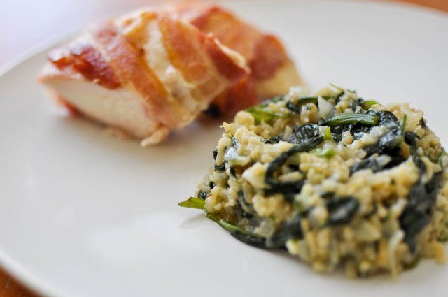 Pierś z kurczaka zawijana w boczek z ryżem smażonym i szpinakiem.