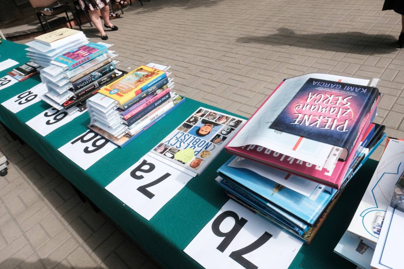 stół z nagrodami dla uczniów