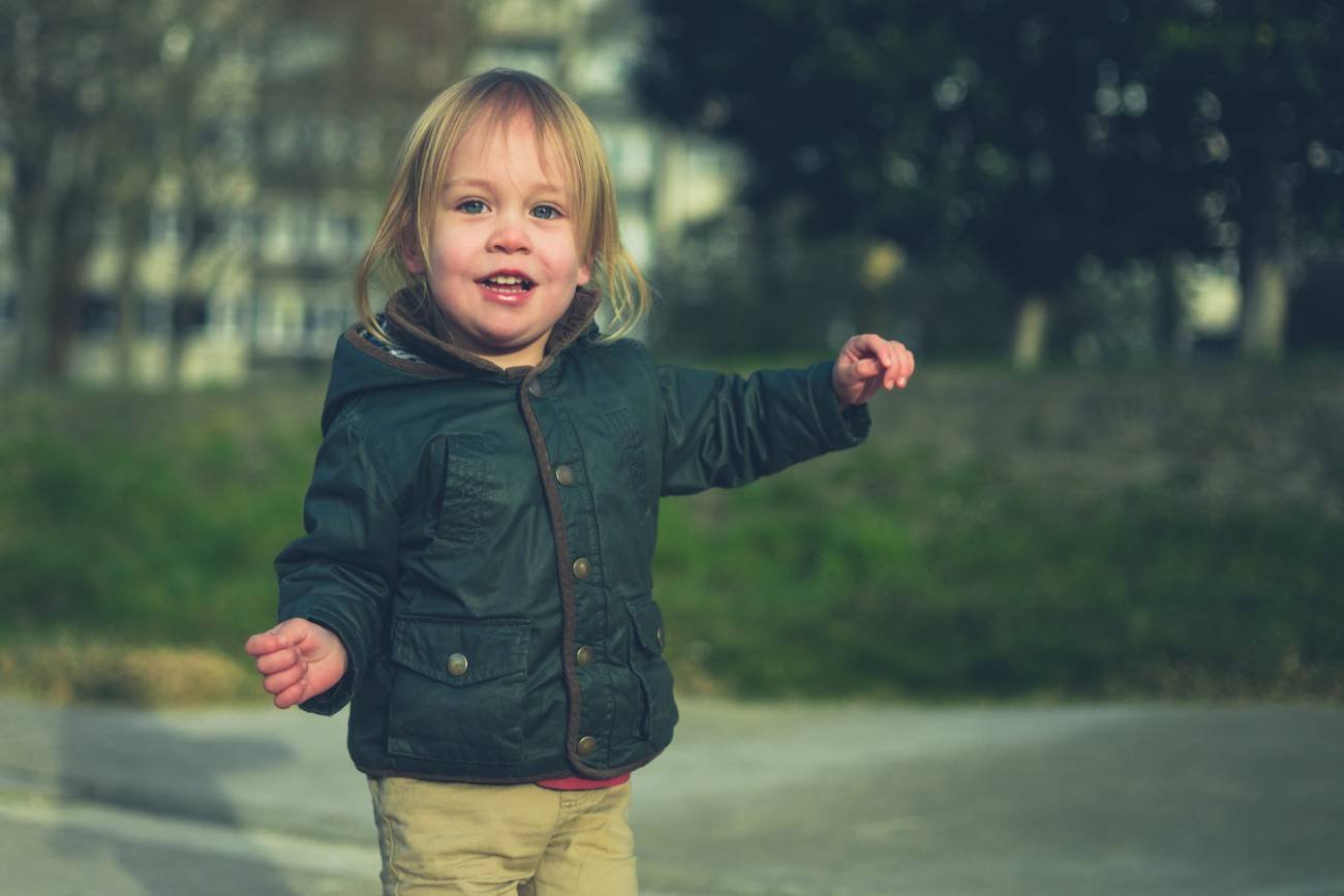 Małe uśmiechnięte dziecko z pokolenia borsuków.