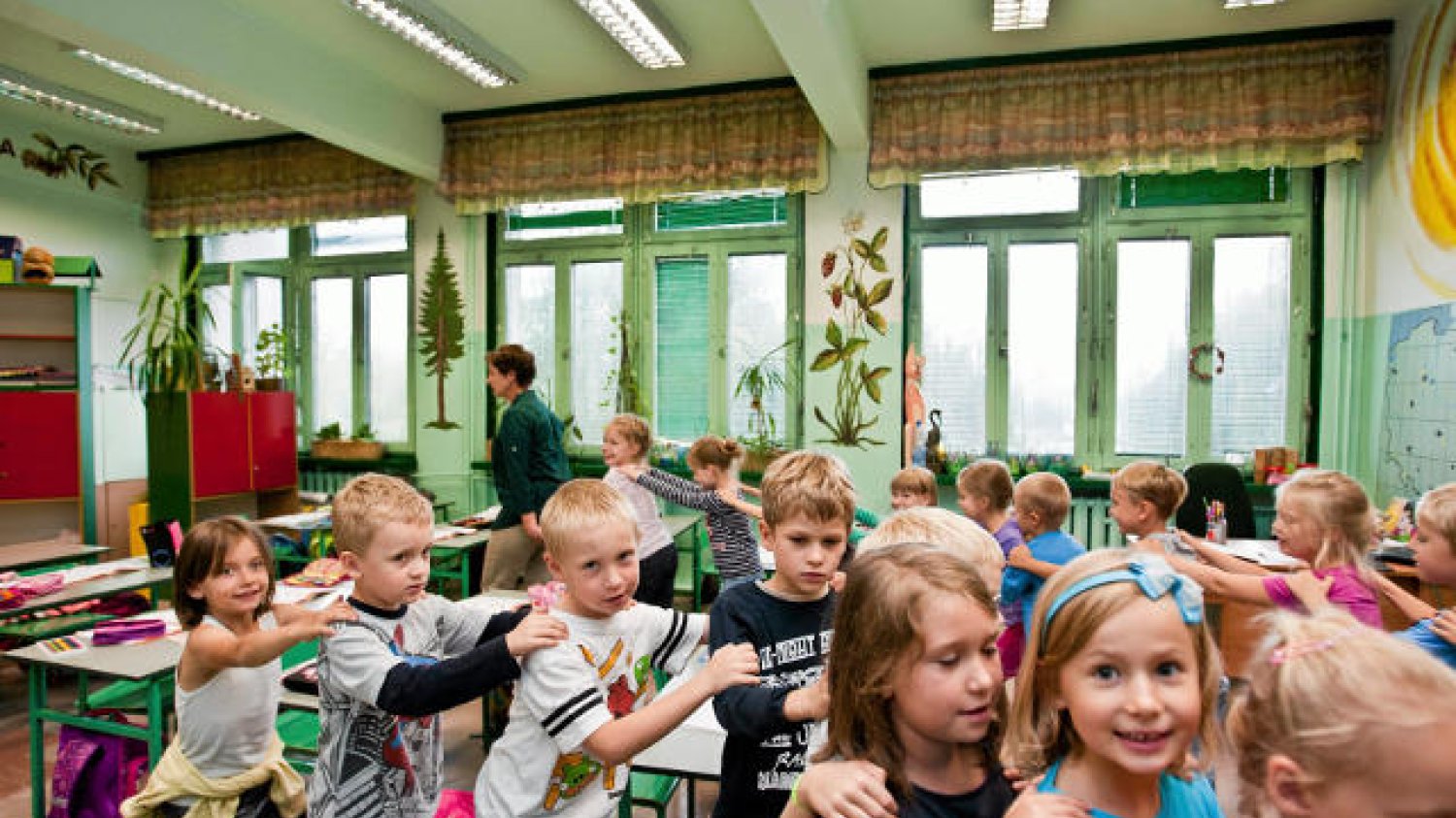 W wielu szkołach nauczyciele starają się, by sześcioletni uczniowie klas pierwszych mogli uczyć się przez zabawę. Niestety, nie wszyscy nauczyciele tak potrafią prowadzić lekcje.