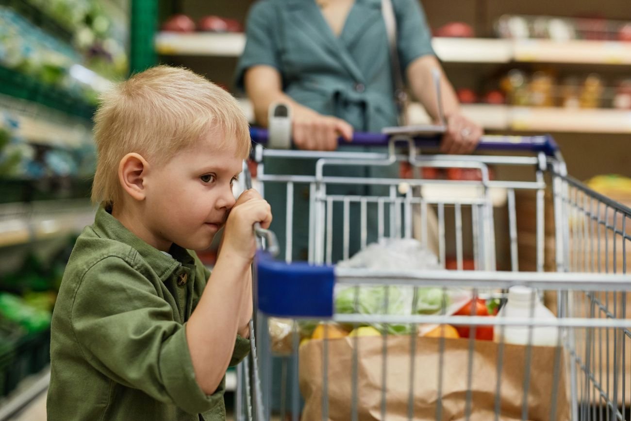dziecko z mamą na zakupach dziecko z mamą na zakupach