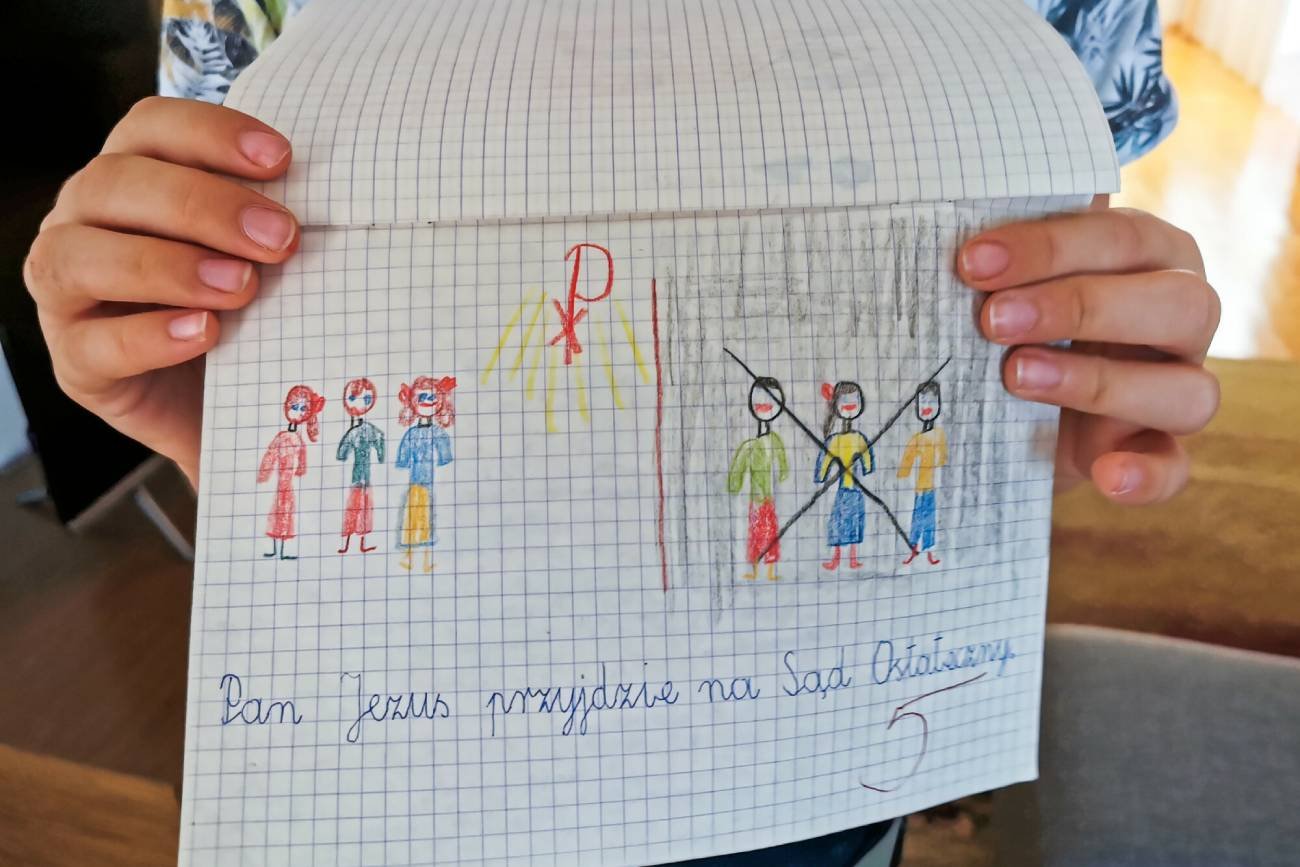 Uczeń z zeszytem do religii.