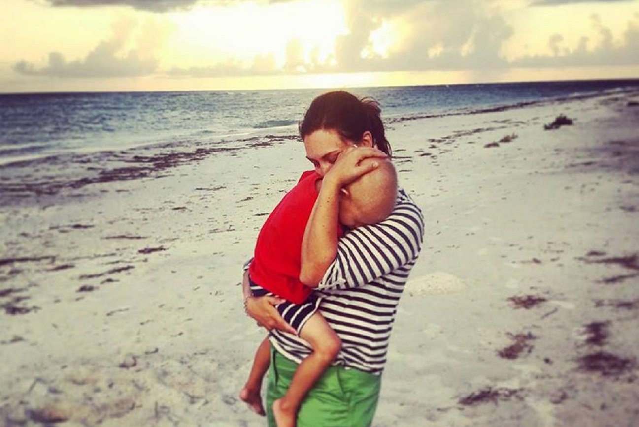 mama z synkiem na plaży