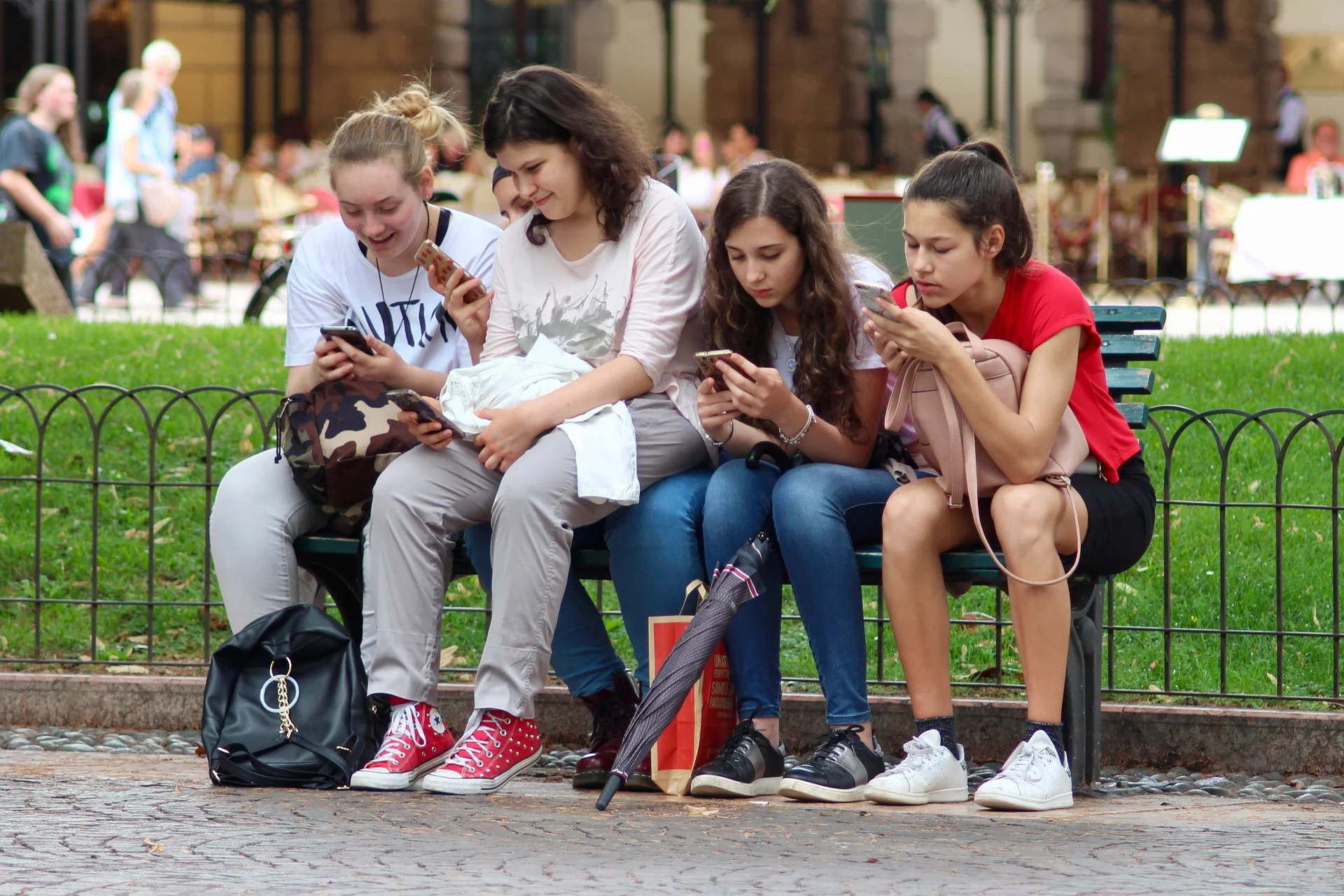 Szkoła nie może uczniom zabronić przynoszenia telefonów