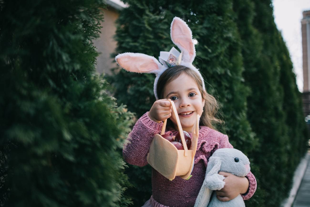 Mała dziewczynka z króliczymi uszami i koszykiem pisanek. Mała dziewczynka z króliczymi uszami i koszykiem pisanek.