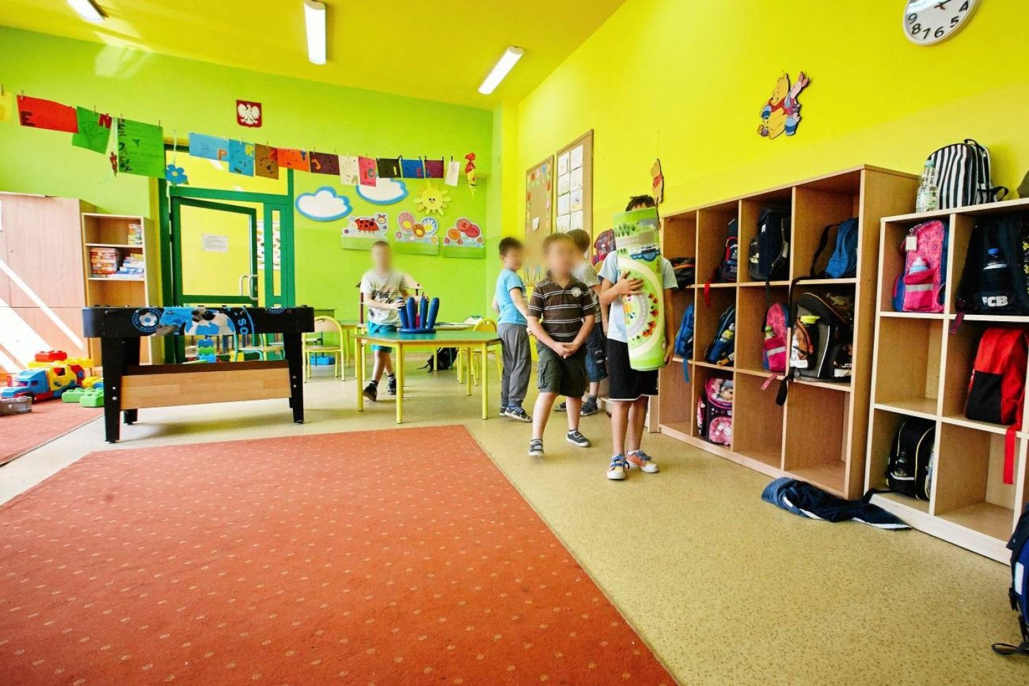 uczniowie bawią się na szkolnej świetlicy