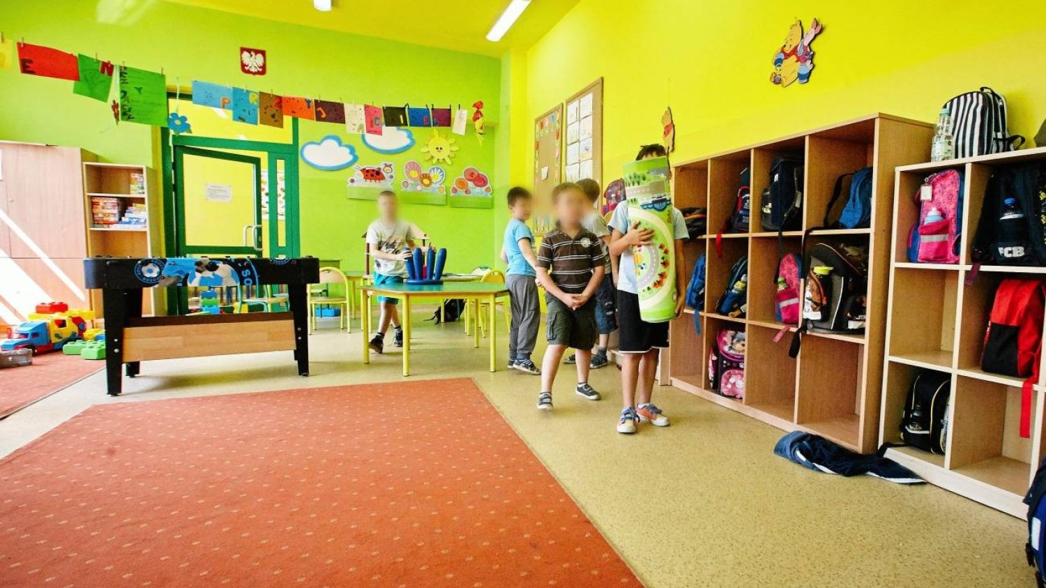 uczniowie bawią się na szkolnej świetlicy uczniowie bawią się na szkolnej świetlicy