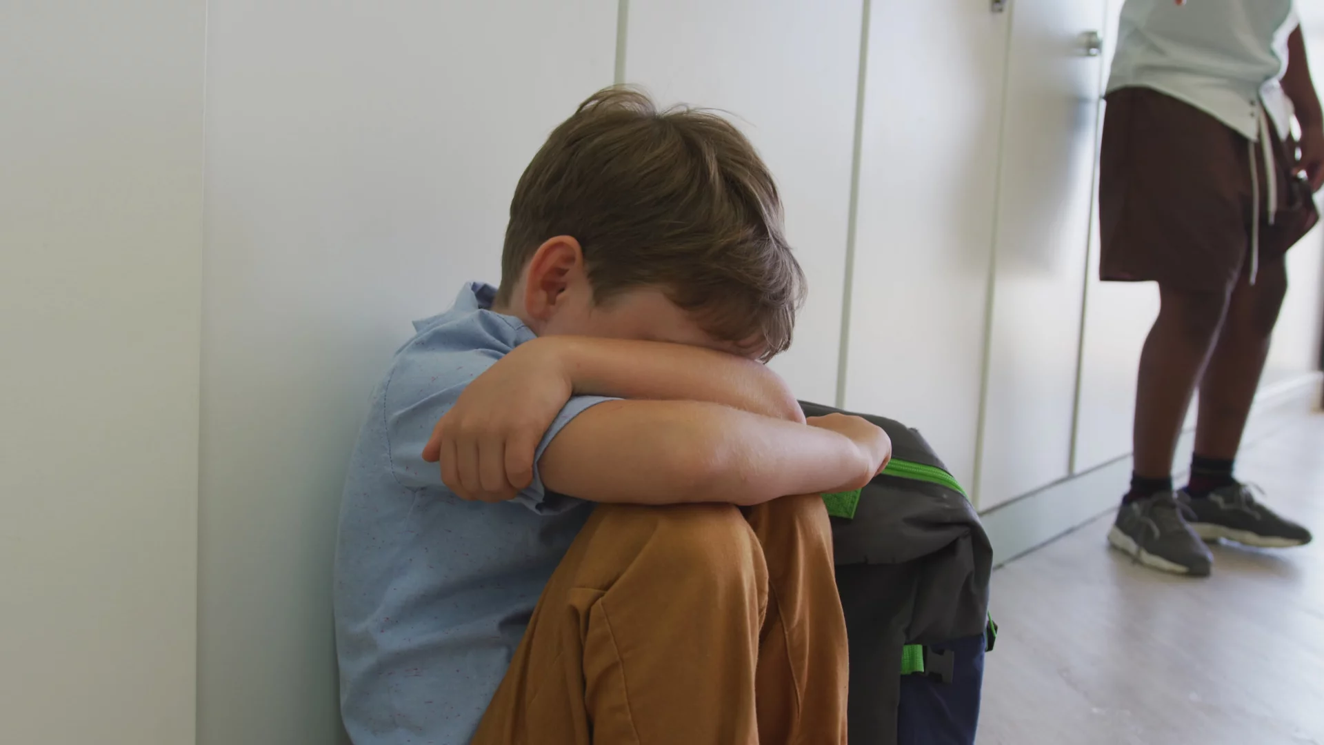 smutny uczeń w szkole