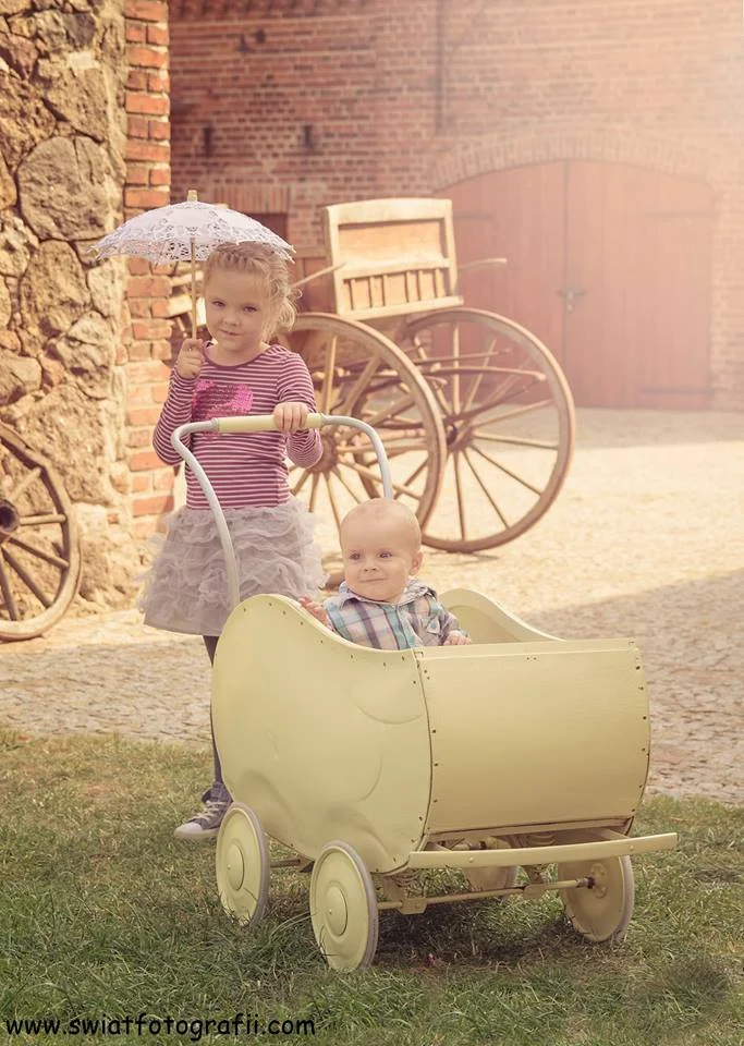 Odrestaurowany powojenny wózek służył nam jako kołyska przez pół roku. Dziś jest na wyposażeniu zaprzyjaźnionego studia fotograficznego