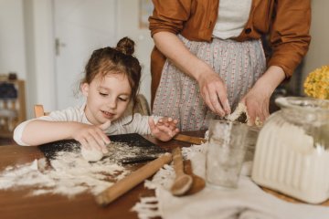 Kiedy mówimy "pomóż mamie", nieświadomie ustawiamy dziecko w roli gościa.