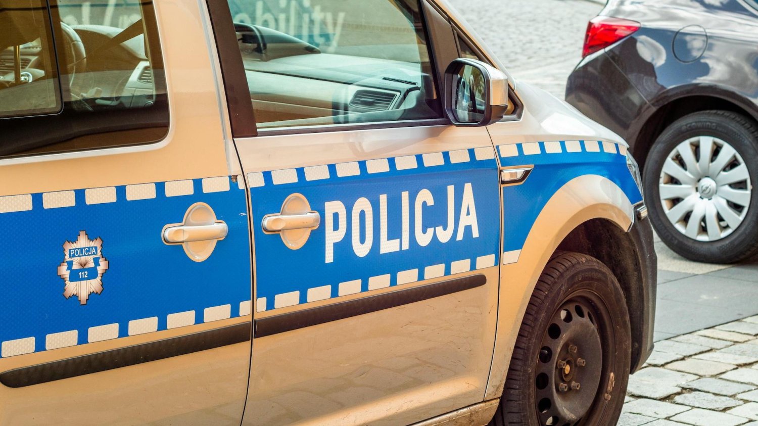 Ojciec porwał córkę z przedszkola. Policja włamała się do mieszkania Na zdjęciu radiowóz policji.