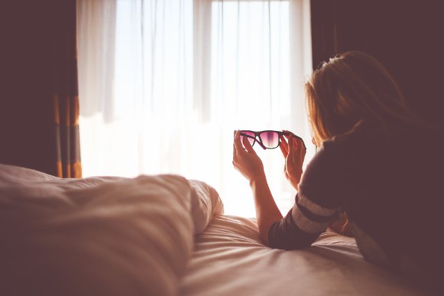 Fot. Picjumbo /[url=http://picjumbo.com/girl-with-sunglasses-in-a-bed/]Viktor Hanáček[/url] / [url=http://bit.ly/CC0-PD]CC0 Public Domain[/url]