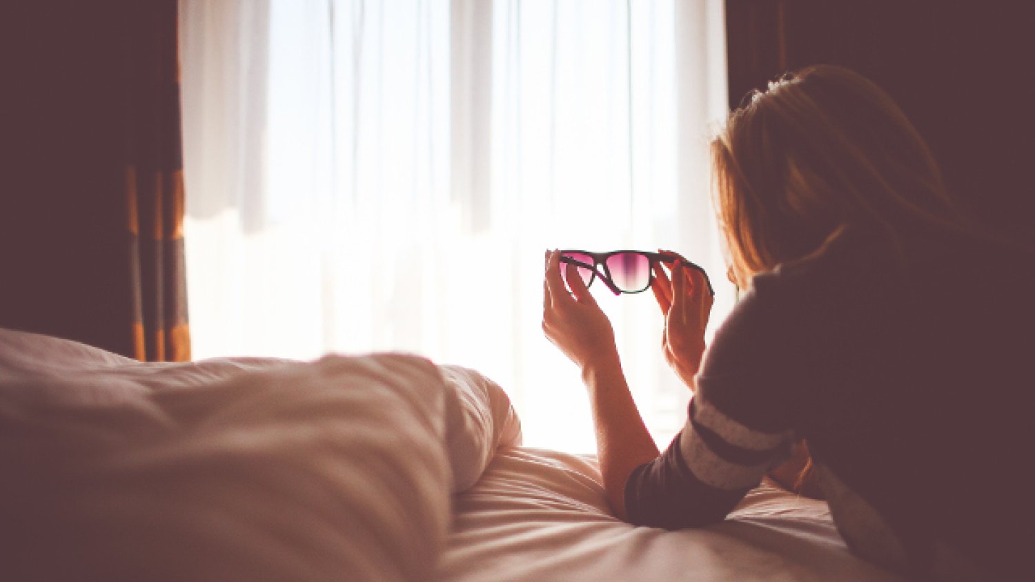 Fot. Picjumbo /[url=http://picjumbo.com/girl-with-sunglasses-in-a-bed/]Viktor Hanáček[/url] / [url=http://bit.ly/CC0-PD]CC0 Public Domain[/url]