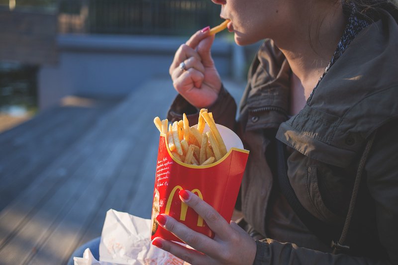 Wpływ jedzenia fast food na płodność u kobiet.