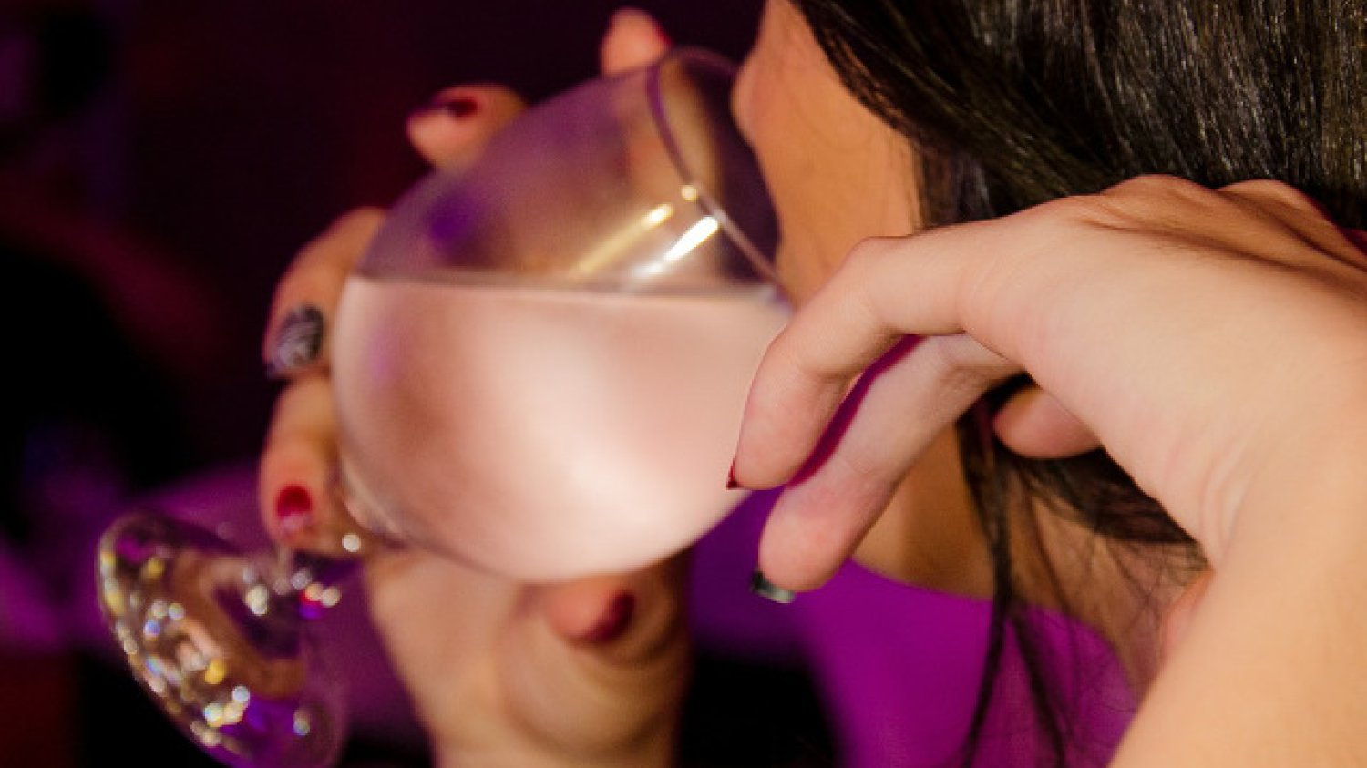 Fot. Pixabay / [url=http://pixabay.com/en/drink-water-hands-party-drinks-556764/]Mbragion[/url] / [url=http://pixabay.com/go/?t=%2Fservice%2Fterms%2F%23download_terms]CC0 Public Domain[/url]