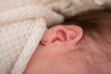mała dziewczynka z kolczykiem w uchu mała dziewczynka