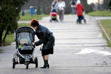 MOPS odebrał zasiłek babci, gdy ta przejęła opiekę nad porzuconą przez rodziców wnuczką. (zdjęcie ilustrujące)